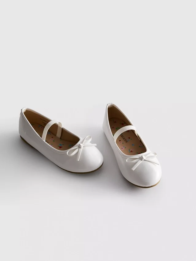 Sapatos rasos de bailarina em couro envernizado