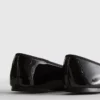 Sapatos rasos de bailarina em couro envernizado