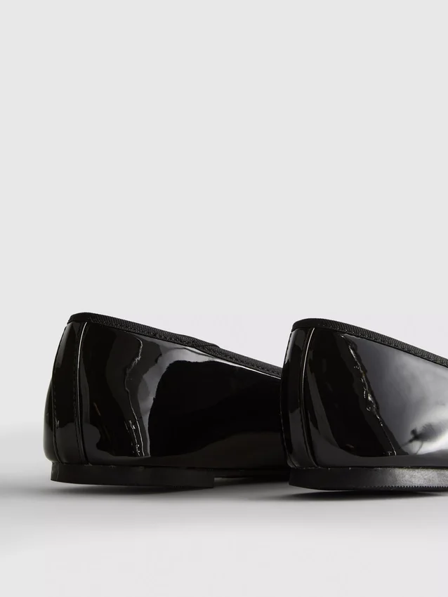 Sapatos rasos de bailarina em couro envernizado
