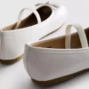 Sapatos rasos de bailarina em couro envernizado