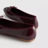 Sapatos rasos de bailarina em couro envernizado