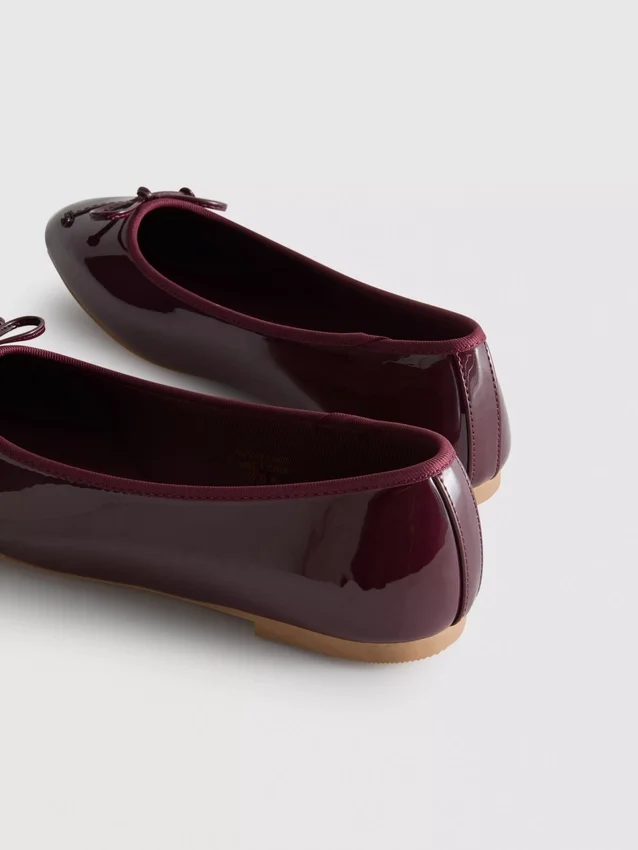 Sapatos rasos de bailarina em couro envernizado