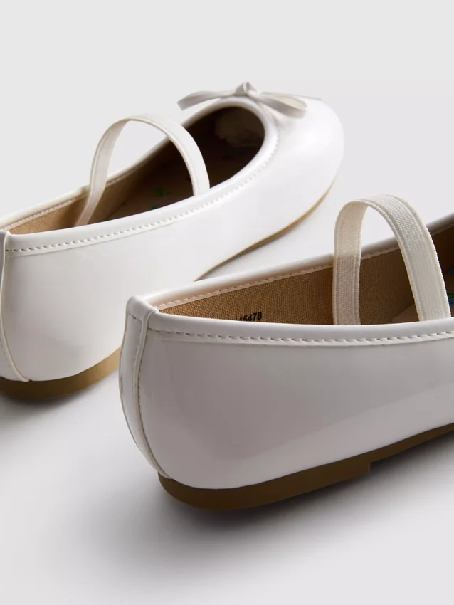 Sapatos rasos de bailarina em couro envernizado