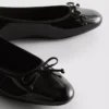 Sapatos rasos de bailarina em couro envernizado