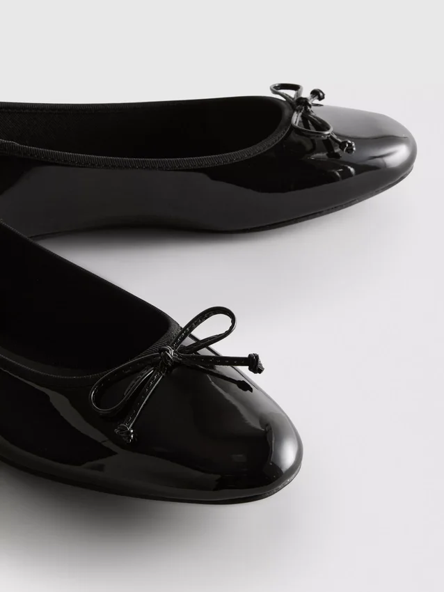 Sapatos rasos de bailarina em couro envernizado