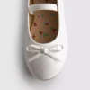 Sapatos rasos de bailarina em couro envernizado