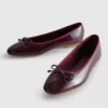 Sapatos rasos de bailarina em couro envernizado