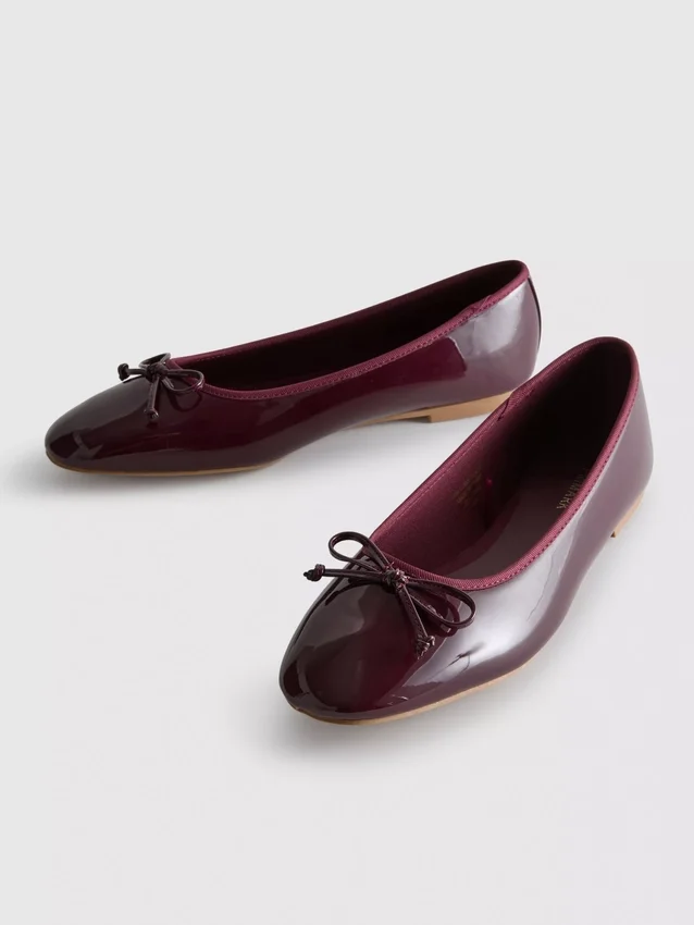 Sapatos rasos de bailarina em couro envernizado