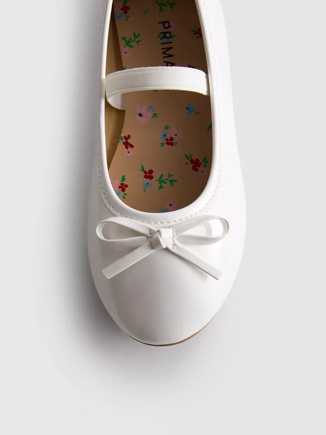Sapatos rasos de bailarina em couro envernizado