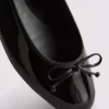 Sapatos rasos de bailarina em couro envernizado