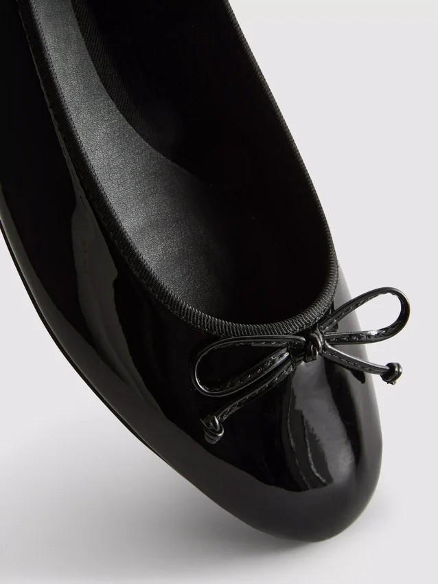 Sapatos rasos de bailarina em couro envernizado