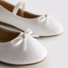 Sapatos rasos de bailarina em couro envernizado