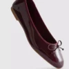 Sapatos rasos de bailarina em couro envernizado