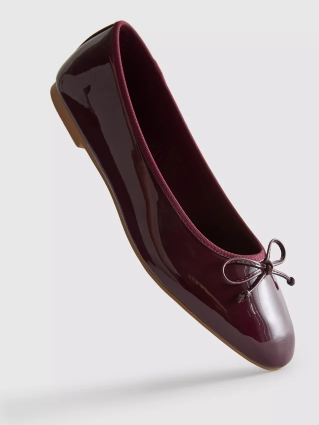 Sapatos rasos de bailarina em couro envernizado