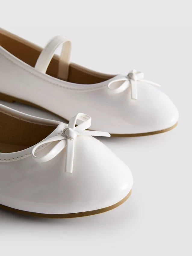 Sapatos rasos de bailarina em couro envernizado