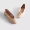 Sapatos rasos de bailarina em couro sintético
