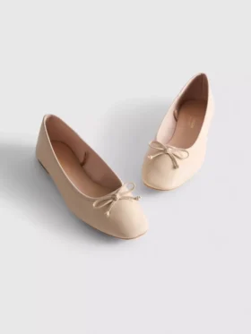 Sapatos rasos de bailarina em couro sintético