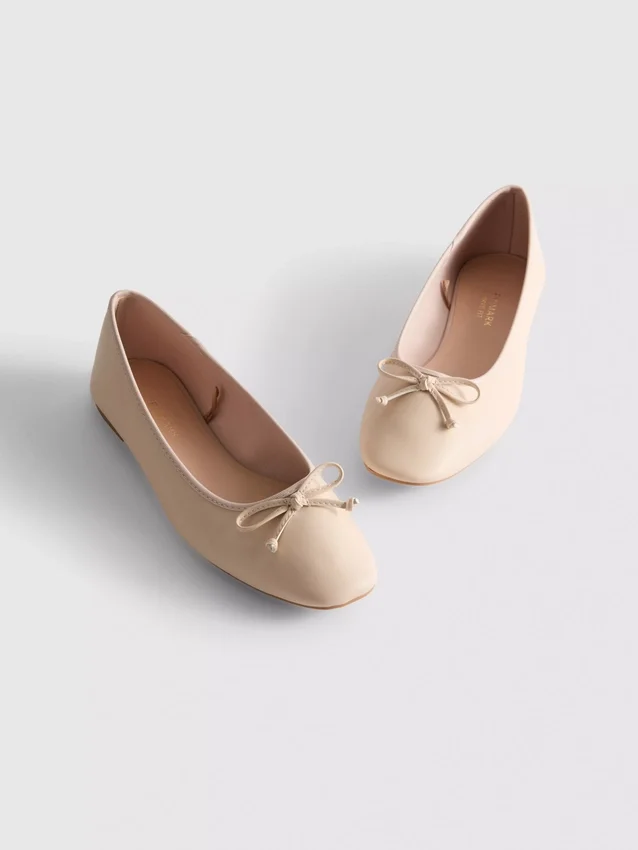 Sapatos rasos de bailarina em couro sintético