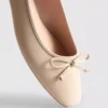 Sapatos rasos de bailarina em couro sintético