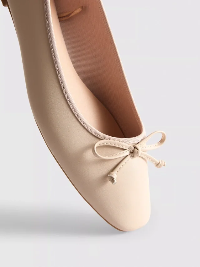 Sapatos rasos de bailarina em couro sintético