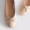 Sapatos rasos de bailarina em couro sintético