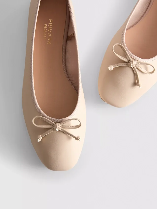 Sapatos rasos de bailarina em couro sintético