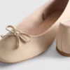 Sapatos rasos de bailarina em couro sintético