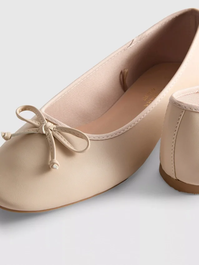 Sapatos rasos de bailarina em couro sintético