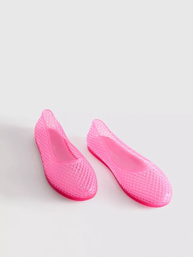 Sapatos rasos de balé em gelatina
