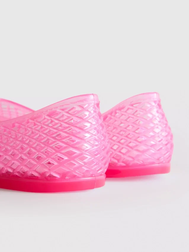 Sapatos rasos de balé em gelatina