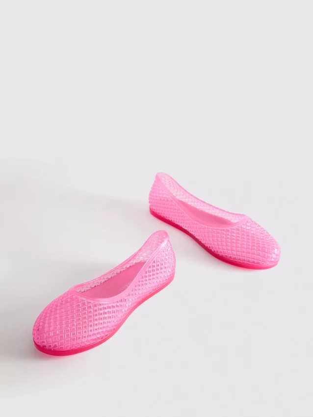 Sapatos rasos de balé em gelatina