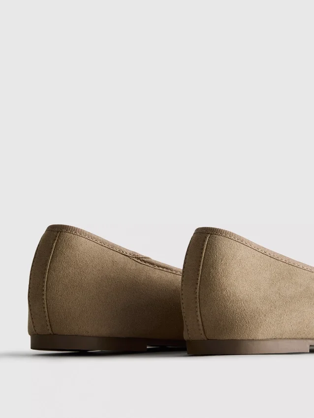 Sapatos rasos de camurça