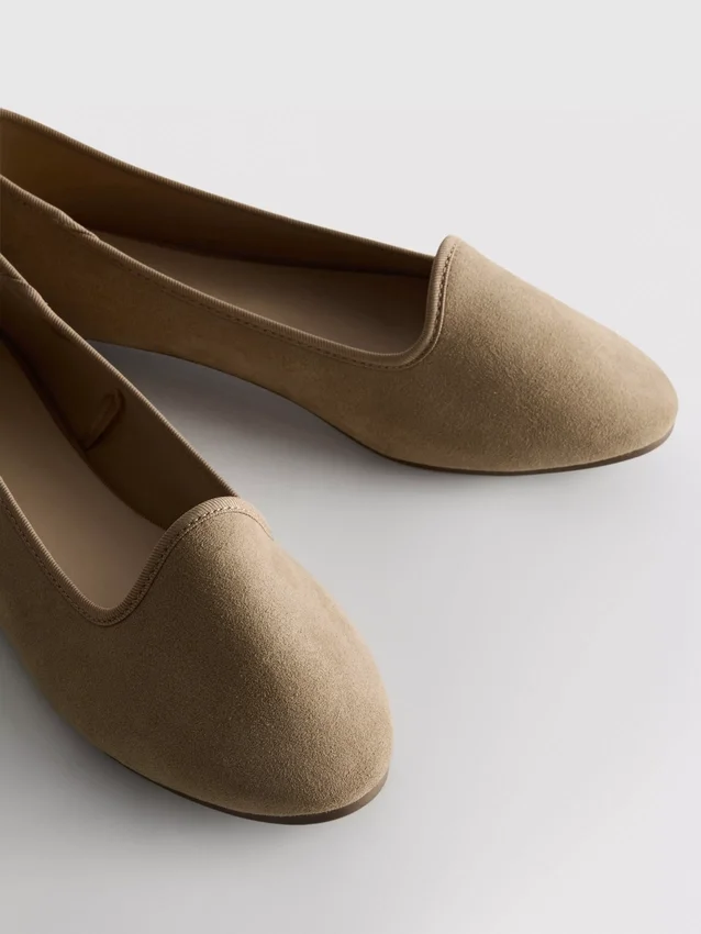 Sapatos rasos de camurça