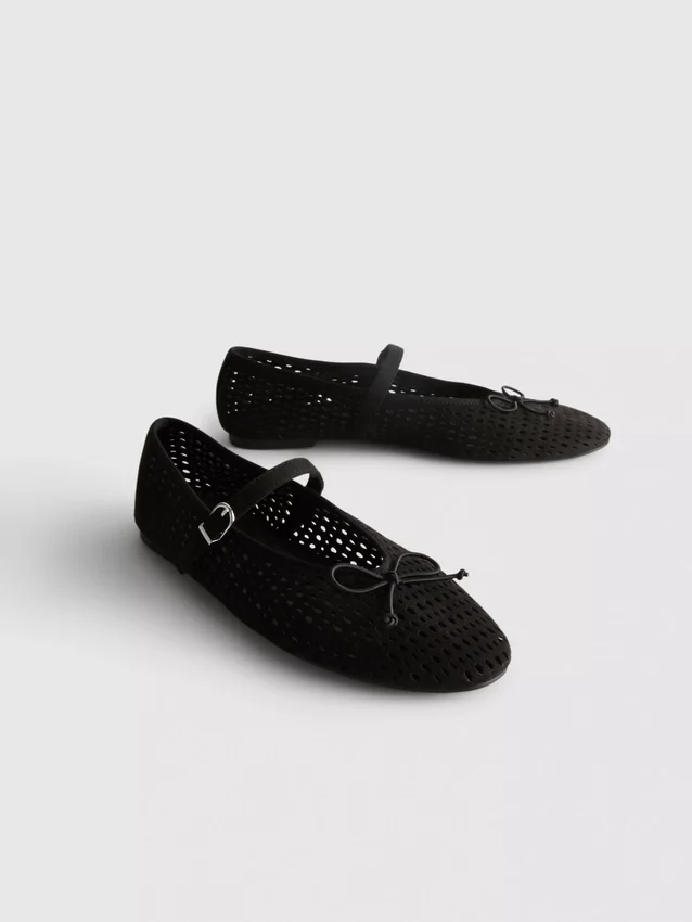 Sapatos rasos Mary Jane com corte a laser