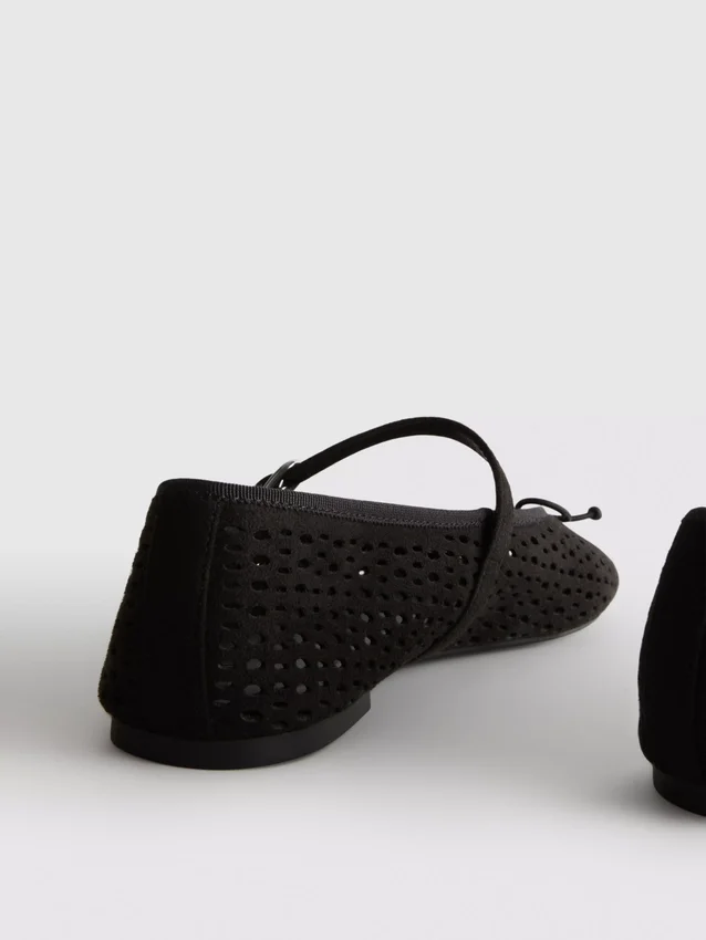Sapatos rasos Mary Jane com corte a laser
