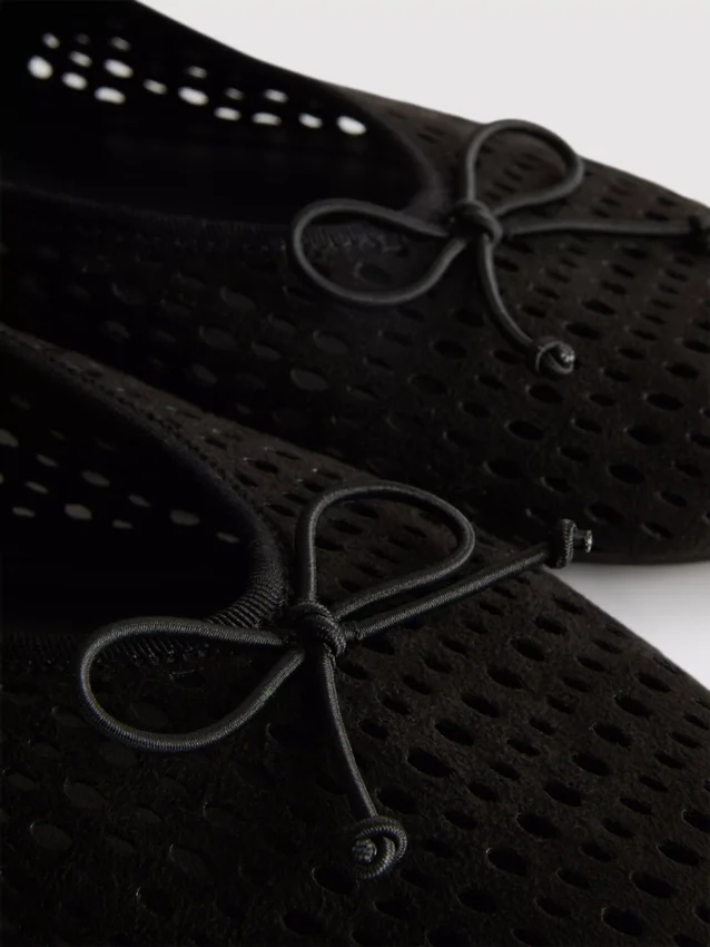 Sapatos rasos Mary Jane com corte a laser
