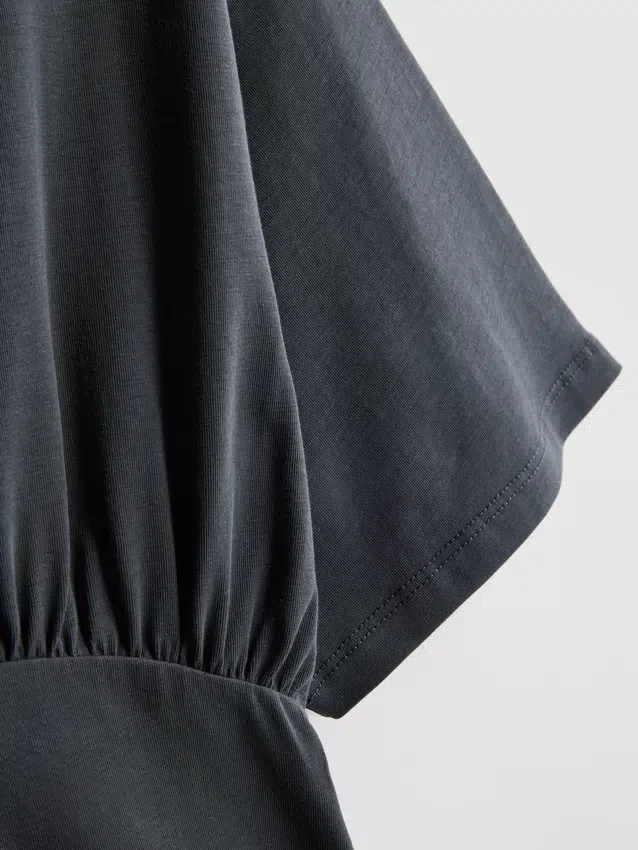 T-shirt com cintura império