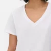 T-shirt com decote em V
