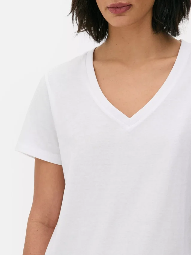 T-shirt com decote em V