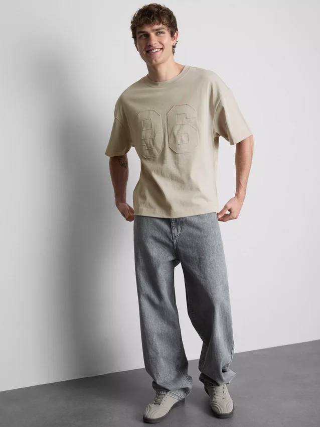 T-shirt com número em aplique