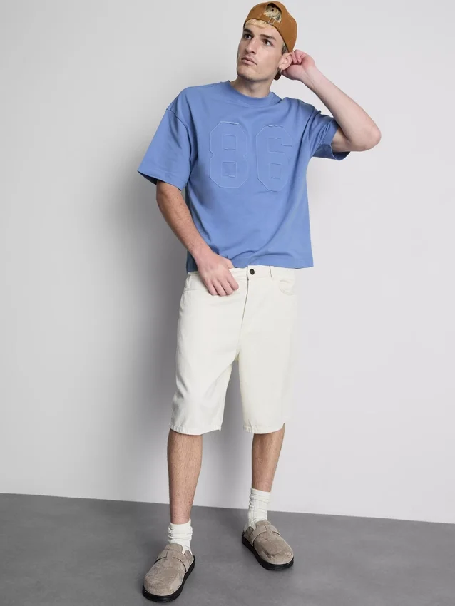 T-shirt com número em aplique
