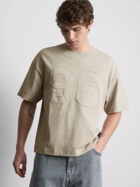 T-shirt com número em aplique