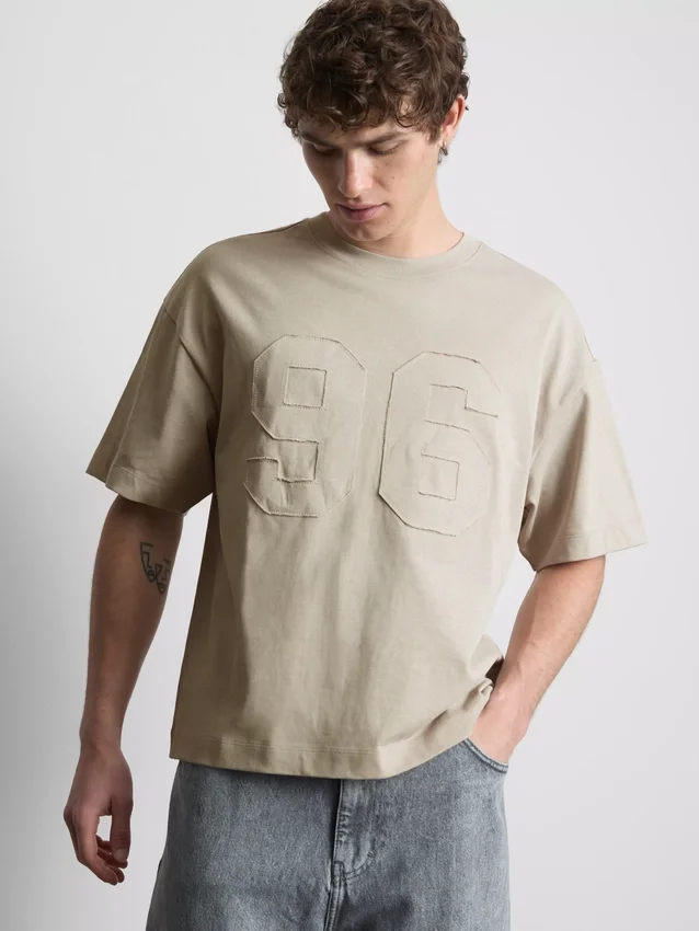 T-shirt com número em aplique