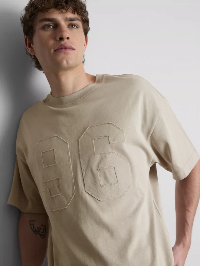 T-shirt com número em aplique