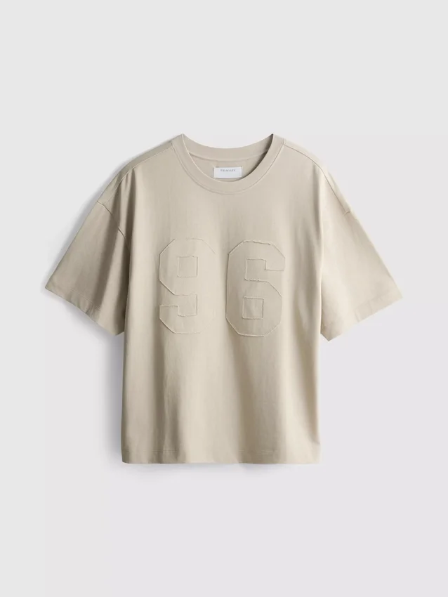 T-shirt com número em aplique