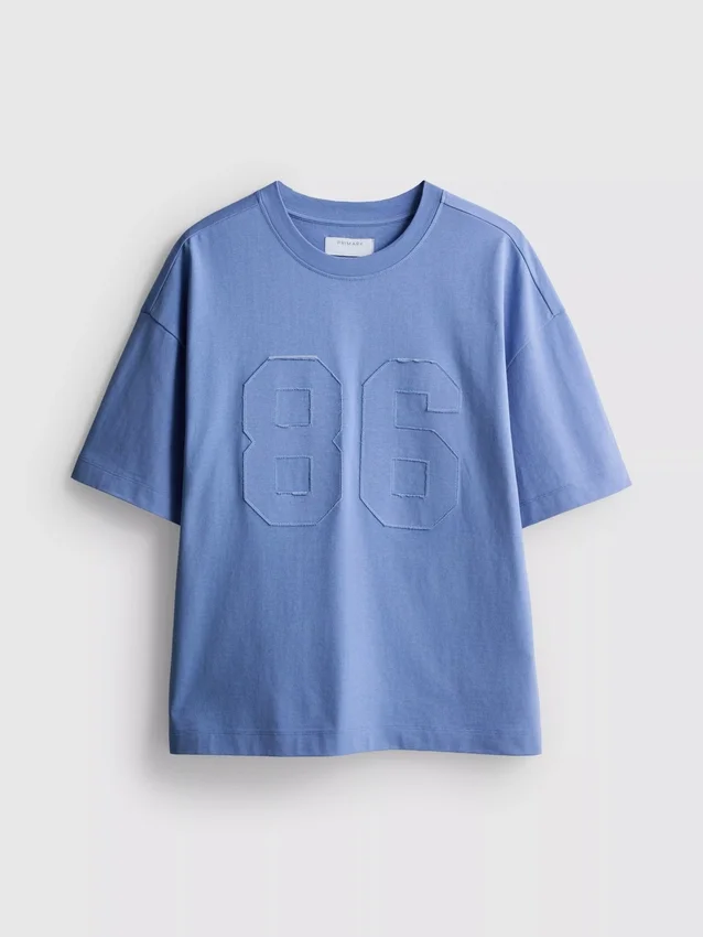 T-shirt com número em aplique