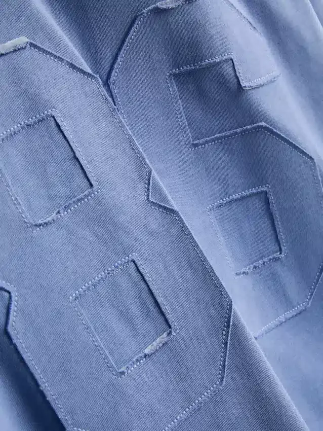 T-shirt com número em aplique