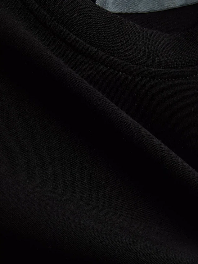 T-shirt curta sem mangas com ombreiras