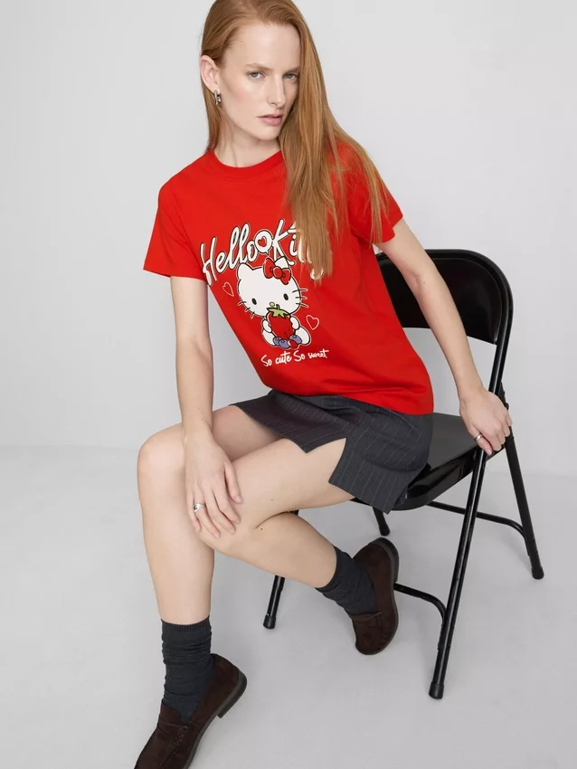 T-shirt de algodão Hello Kitty com padrão de morangos