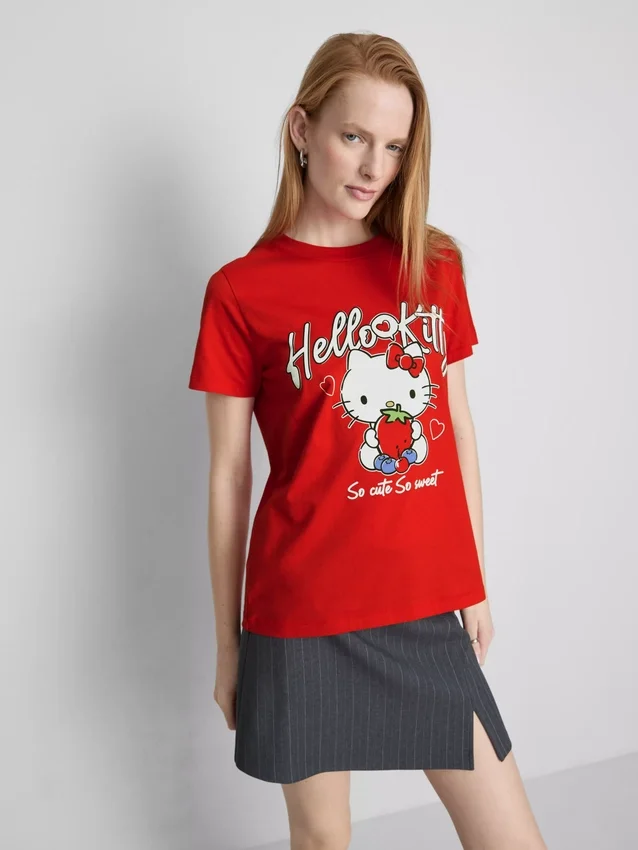 T-shirt de algodão Hello Kitty com padrão de morangos